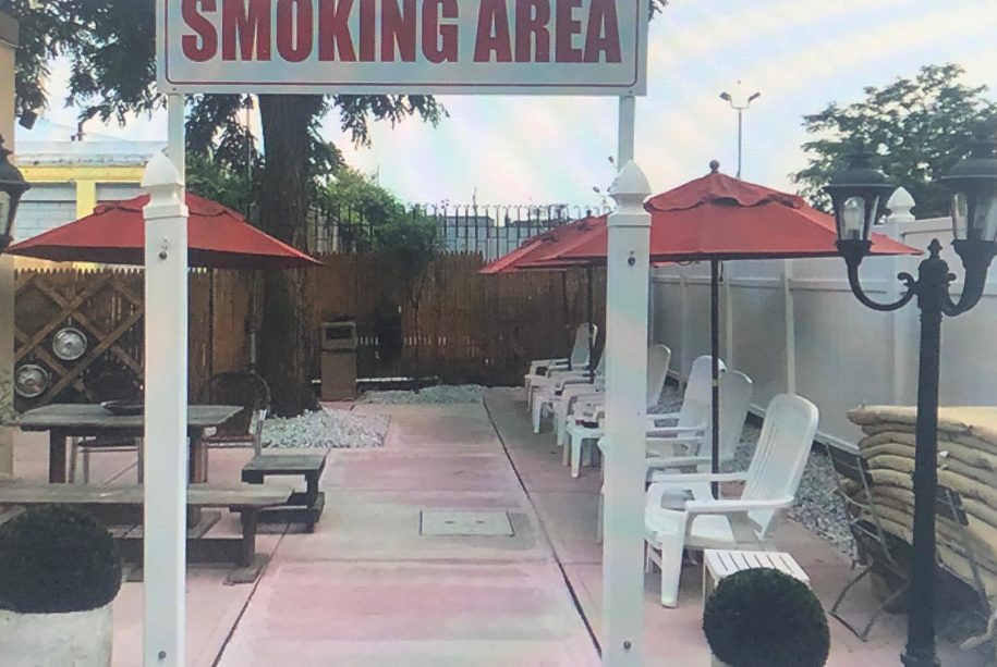 Outdoor smoking area – Mermaid SPA